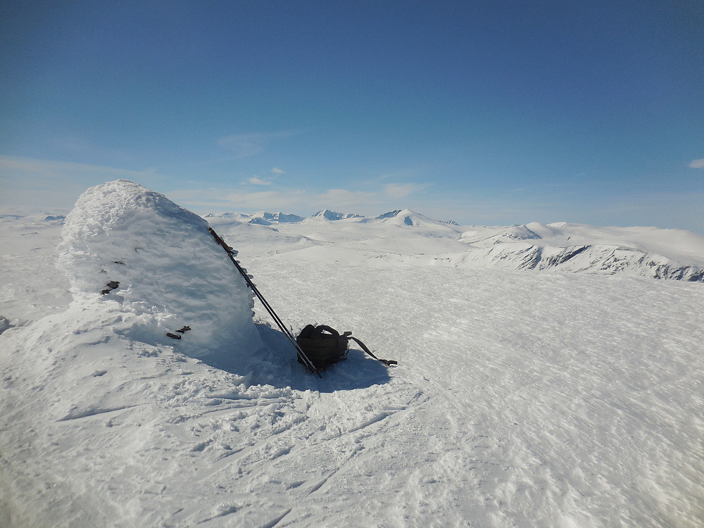 På toppen av Nørdre Knutshøe, 1684 moh., med utsikt til det meste av Dovrefjell.