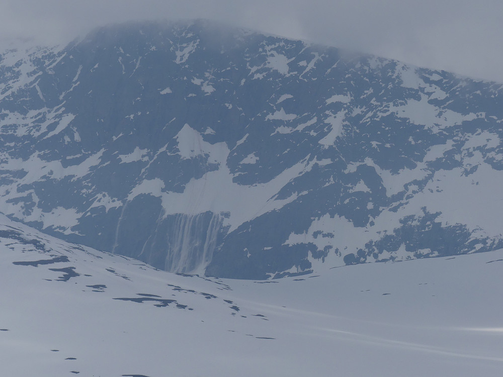 Det buldrer skikkelig fra Blåhøa. Jeg får fanget opp siste rest av et stort snøras ned østveggen fra fjellet. 