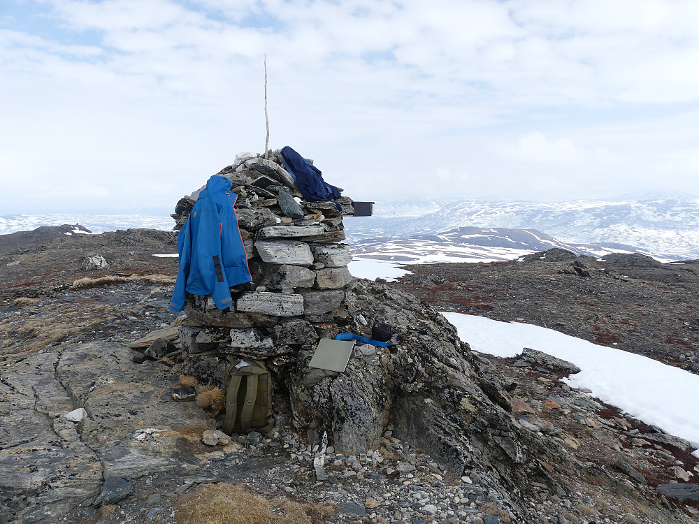 Luftng av turutstyr i finværet på Høghøa, 1308 moh.