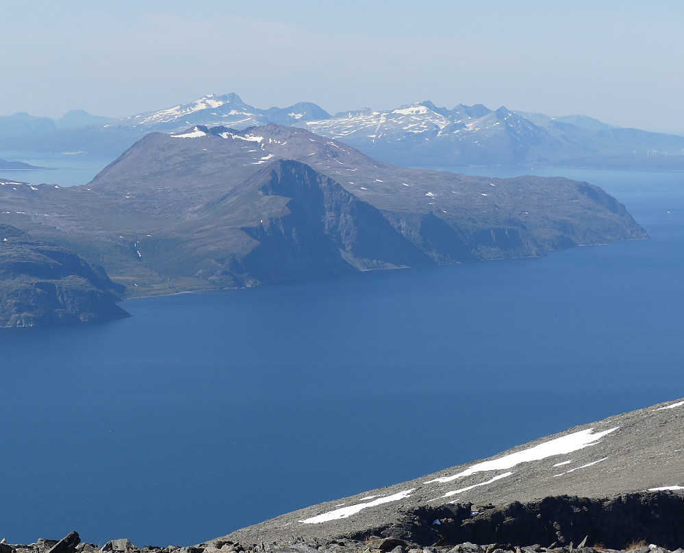 Utsikt til nordspissen av Lyngenhalvøya med Lille Peppartinden nærmest. Bak den ligger Russelvfjellet og ytterst finner vi Lyngstuva.