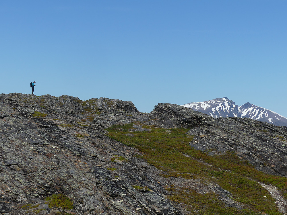 Øyvind nyter finværet og utsikten fra toppen av Arontinden.