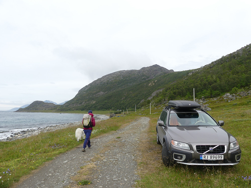 Vi starter turen fra Skeivågen, nesten der hvor Lenangsvegen ender.