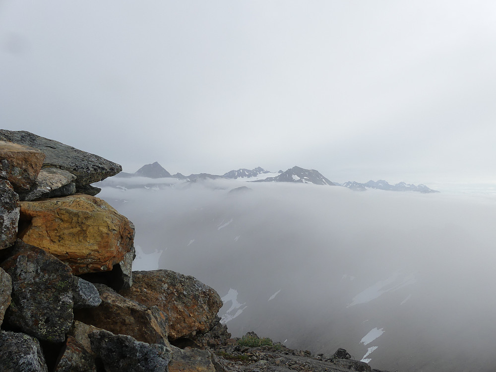 Fra toppen av Russelvfjellet får vi nå og da hodet over skodda. Her ser vi sørover Lyngsalpene med Peppartinden til venstre.