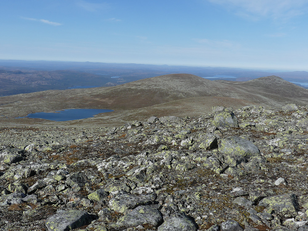Storslagen utsikt fra toppen av Tverrviglen, 1486 moh. Vigltjønna, Vigltjønnhøgda og Viglpiken lengst til høyre.