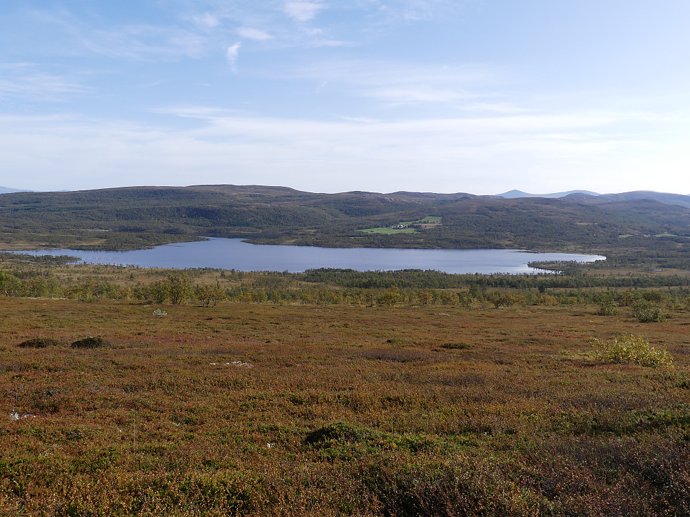 Harsjøen fra Raudhåmmårslåtten. Langt bak skimtes Viglpiken.