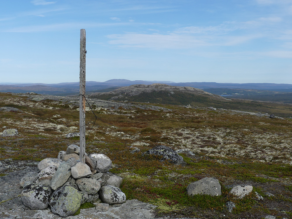 På Gråhøgda, 980 moh., 3 meter høyere enn på Raudhåmmåren som ses i bakgrunnrn.