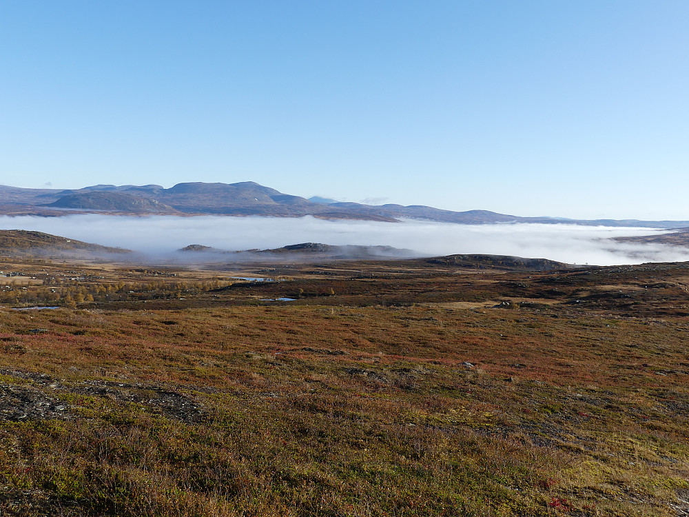 Gruvsjøfjellet er passert og jeg får øye på stöten bak tåkehavet.