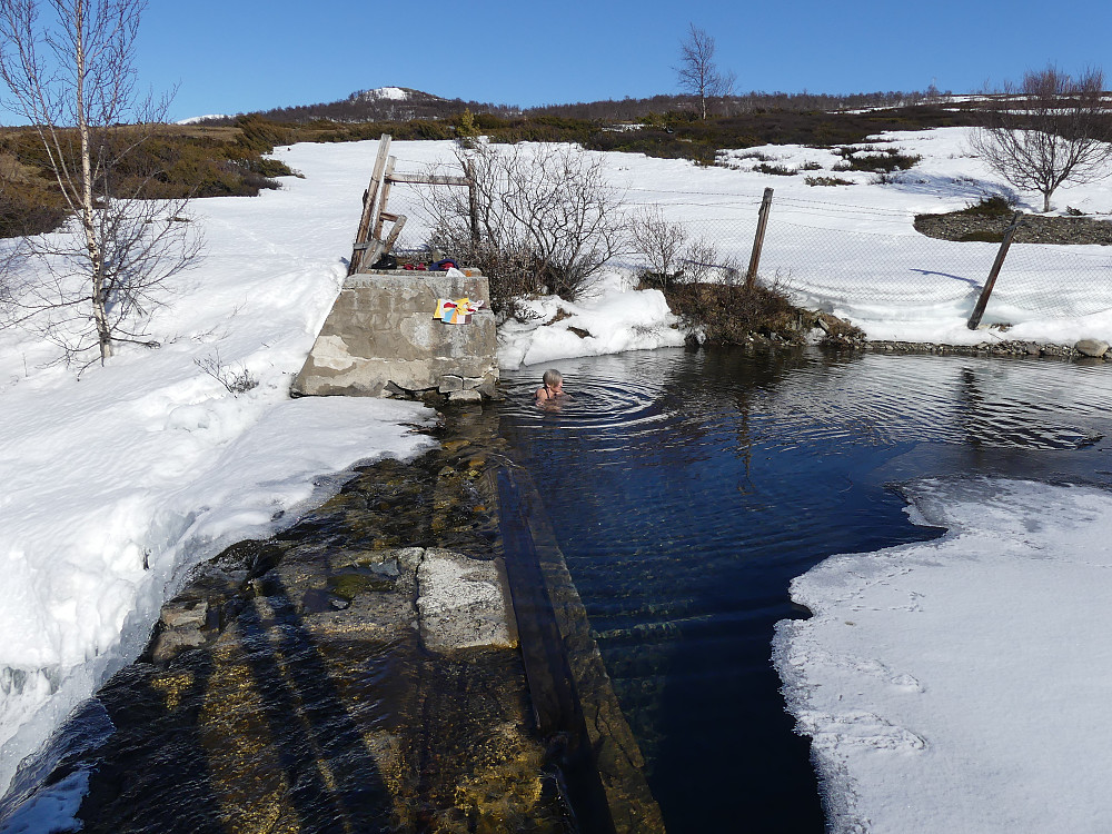 Turid avslutter turen med et forfriskende bad i Foksåa.