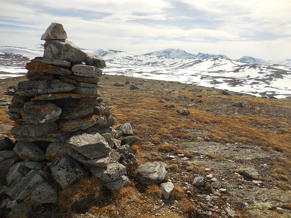 Fremmer Åmotshytten er nådd. I bakgrunnen ruver snøhettamassivet.