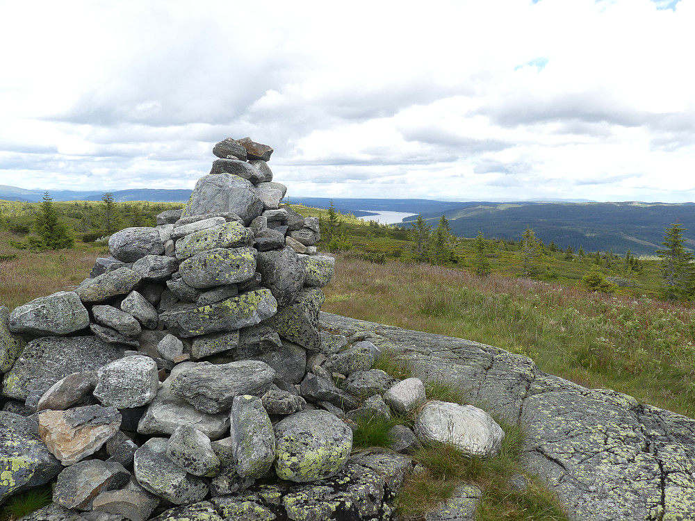 På Nylsfjellet, 1017 moh., med utsikt til Dokkfløyvatnet.