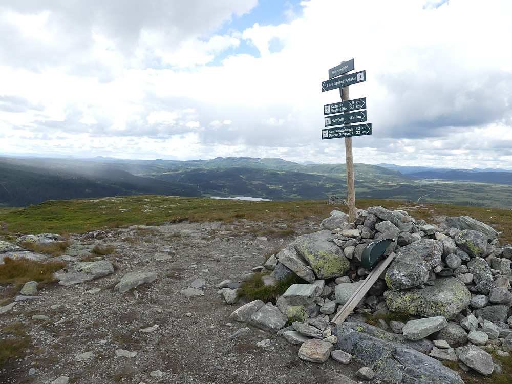På toppen av Skjervungfjellet, 1098 moh. Her med flott utsikt inn i Langsua nasjonalpark.