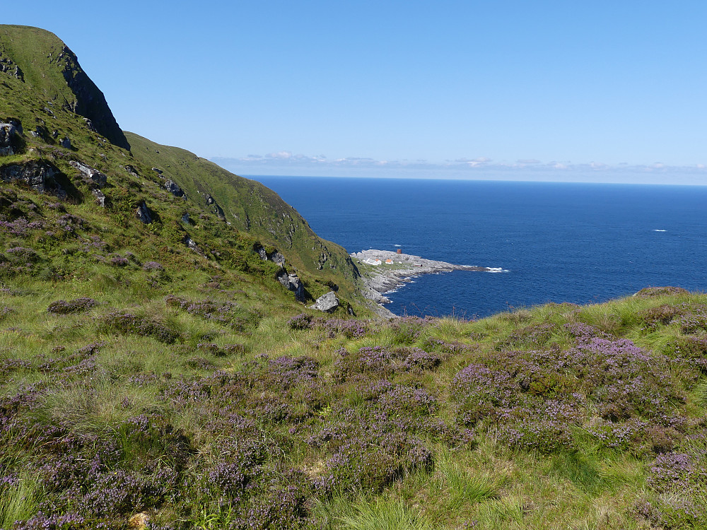 Vi er bortom Runde fyr før vi forlater øya. Her fra Raudetinden og mot Runde fyr. 