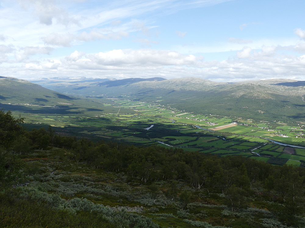 Med utsikt over lorabygda. Dalen inn til venstre er Lordalen. 