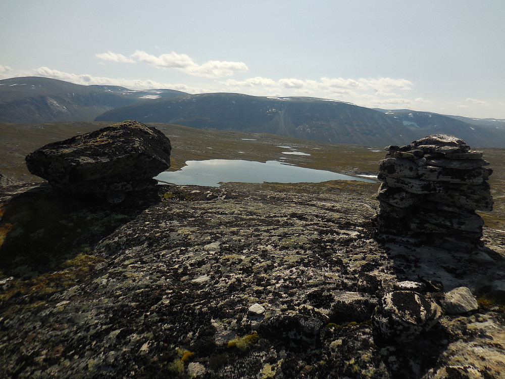 På Oppdalshøa med utsikt sørover til Kvitbekktjønna og Blåfjellet.