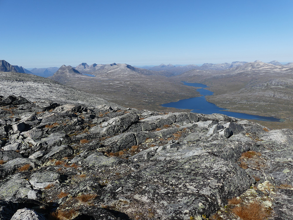 Tovatna med omkringliggende fjell.