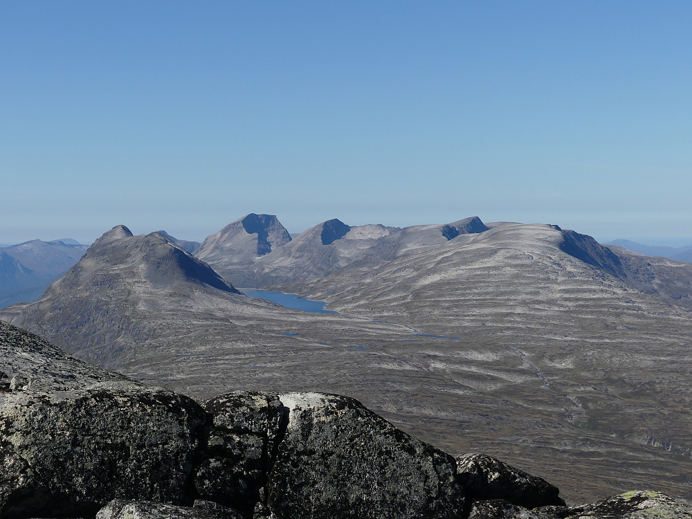 Fjellene rundt Langvatnet fra Nonshøa.