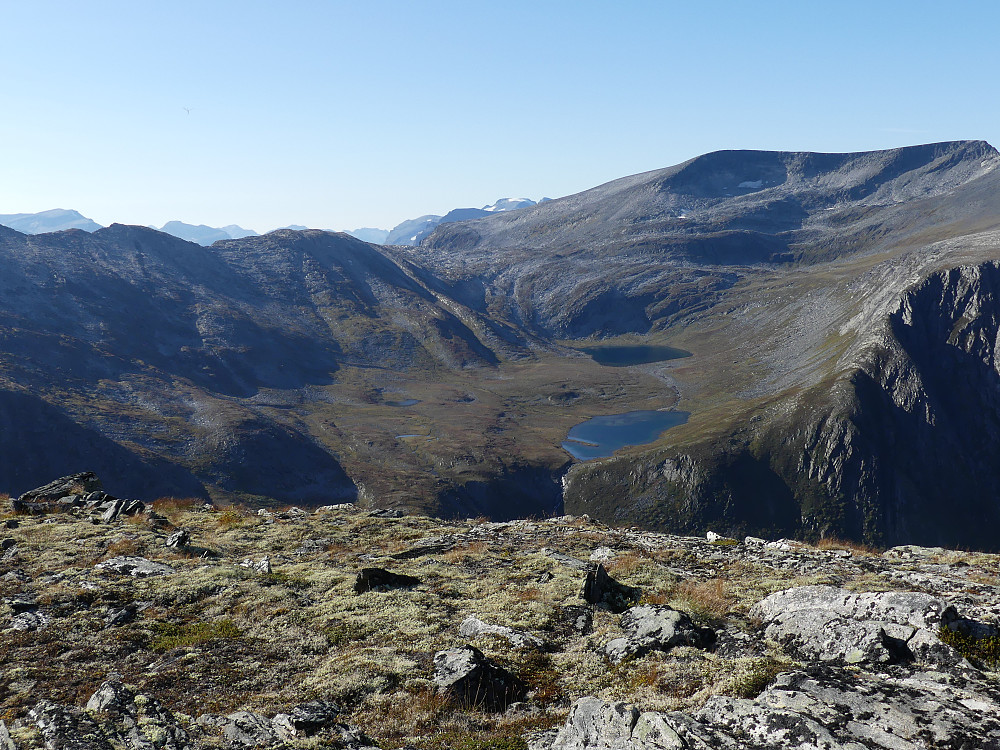 Klingråkvatna med Klingråkkammen i bakgrunnen.
