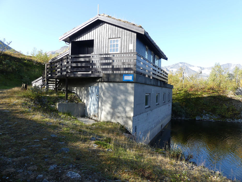 Jeg sykler inn til inntaket for tovatnreguleringa og fotturen starter herfra.