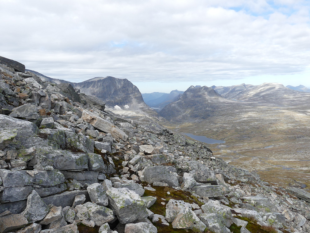 Godt oppe på Ottdalskammens nordrygg får jeg utsikt til Innerdalsporten som voktes av Storsalen og Kringlehøa. 