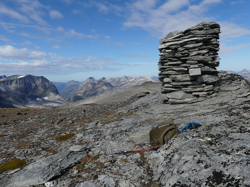 Endelig oppe på Ottdalskammen, 1569 moh. Innerdalsporten i bakgrunnen.