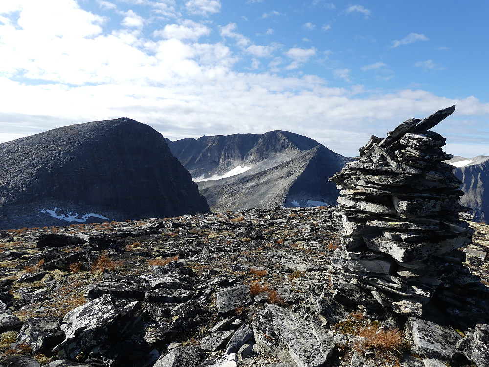 På Øst for Østre Somrungsnebba med Østre Somrungsnebba til venstre og Storsomrungsnebba til høyre i bakgrunnen.