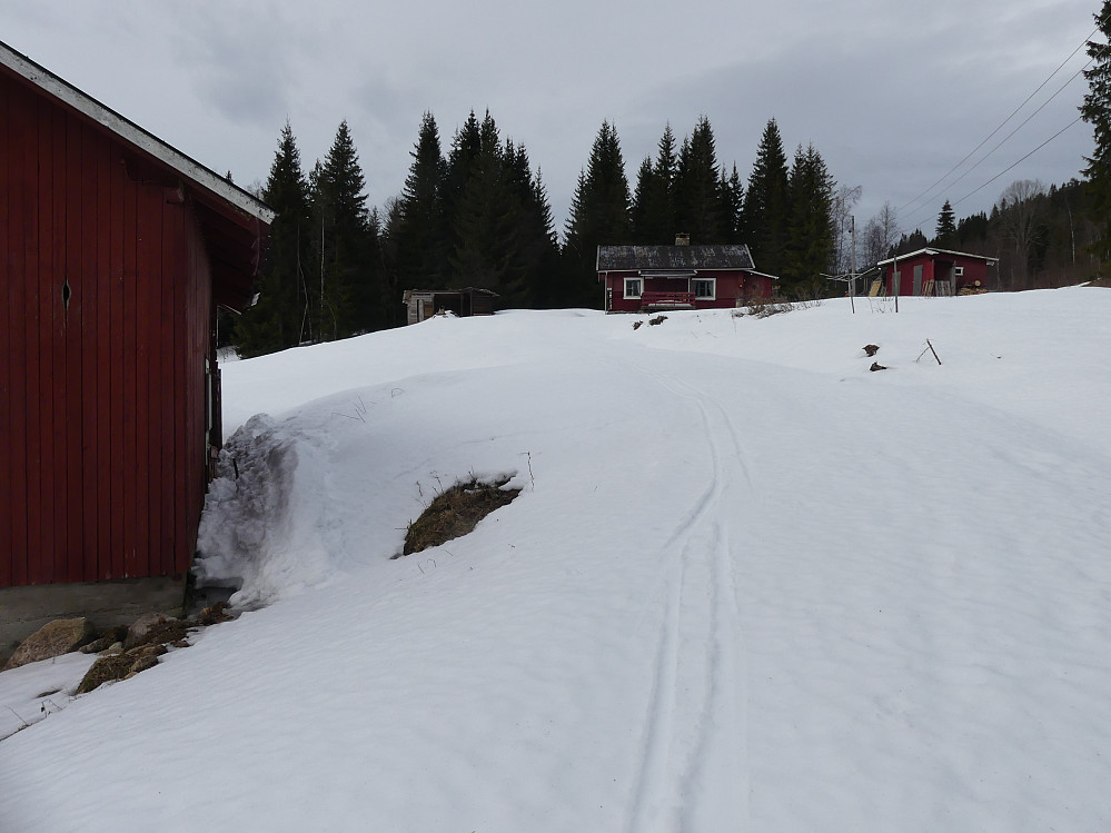 Jeg returnerer via det fraflyttede småbruket Madsberget.