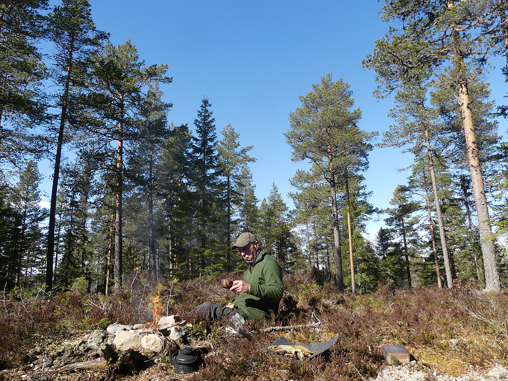 Svartkjelen finnes fram og formiddagskaffen nytes i finværet på toppen av Ingridsberget. 