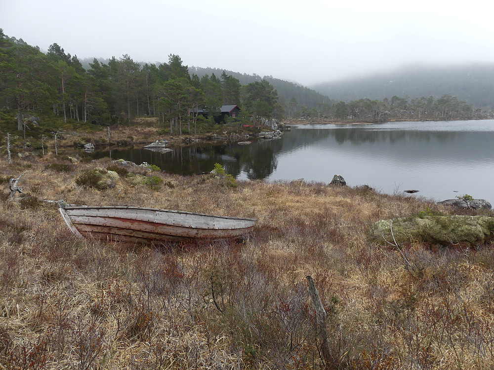 Den har sett sine beste dager båten i nordenden av Storsandvatnet.