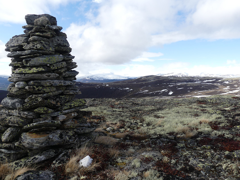 På toppen av Storhaugen. Det snødekte fjellet til høyre for varden er Veslhorrungen i Lesja.