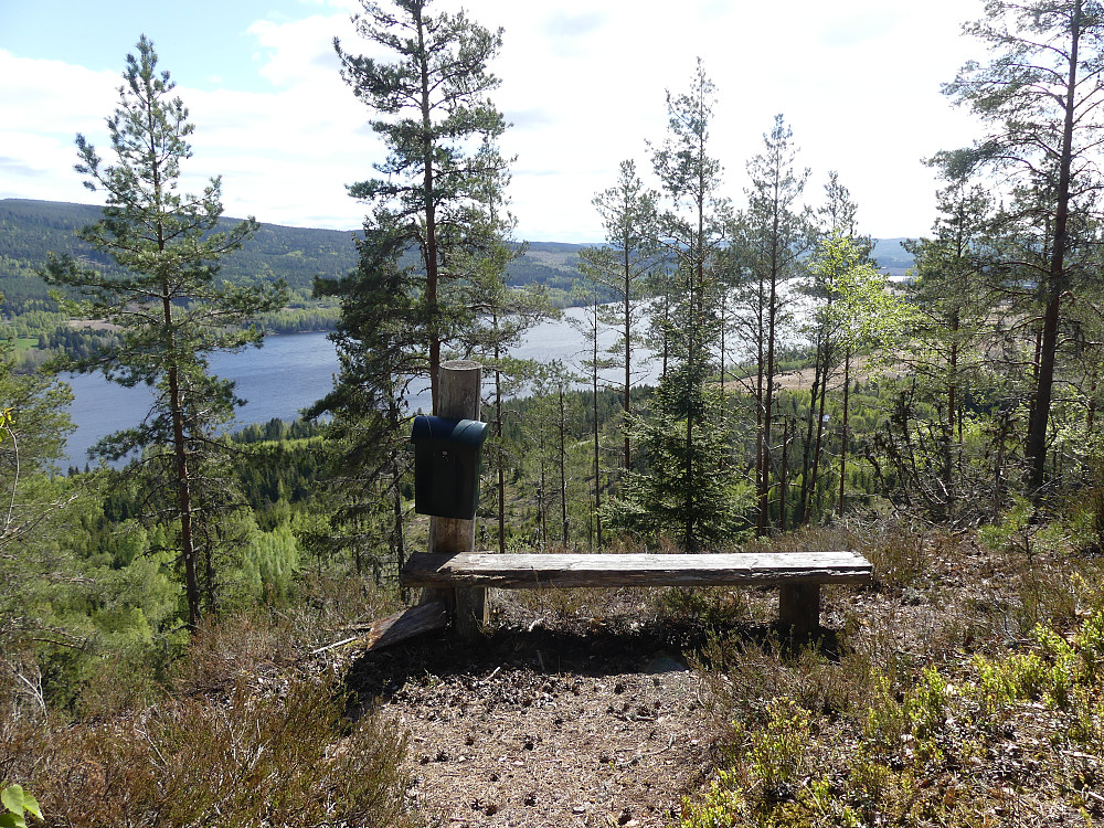 På toppen av Bråteberget kan man sette seg og nyte utsikten over Nuggeren.