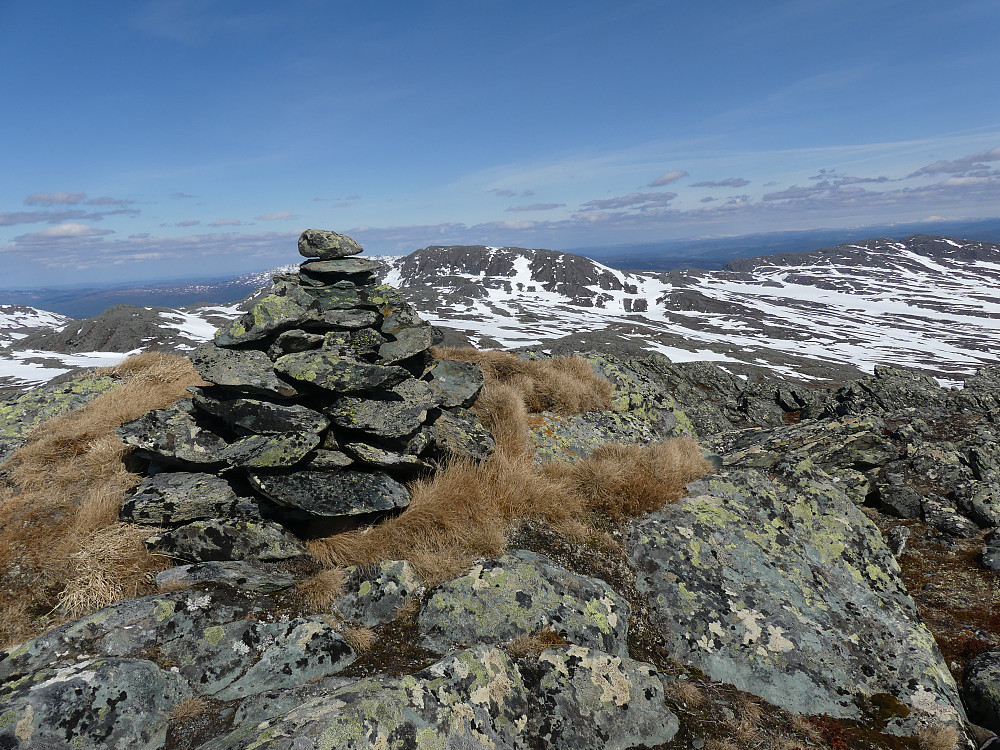 På toppen av Digerhøa med Ramshøkallen til høyre for varden.