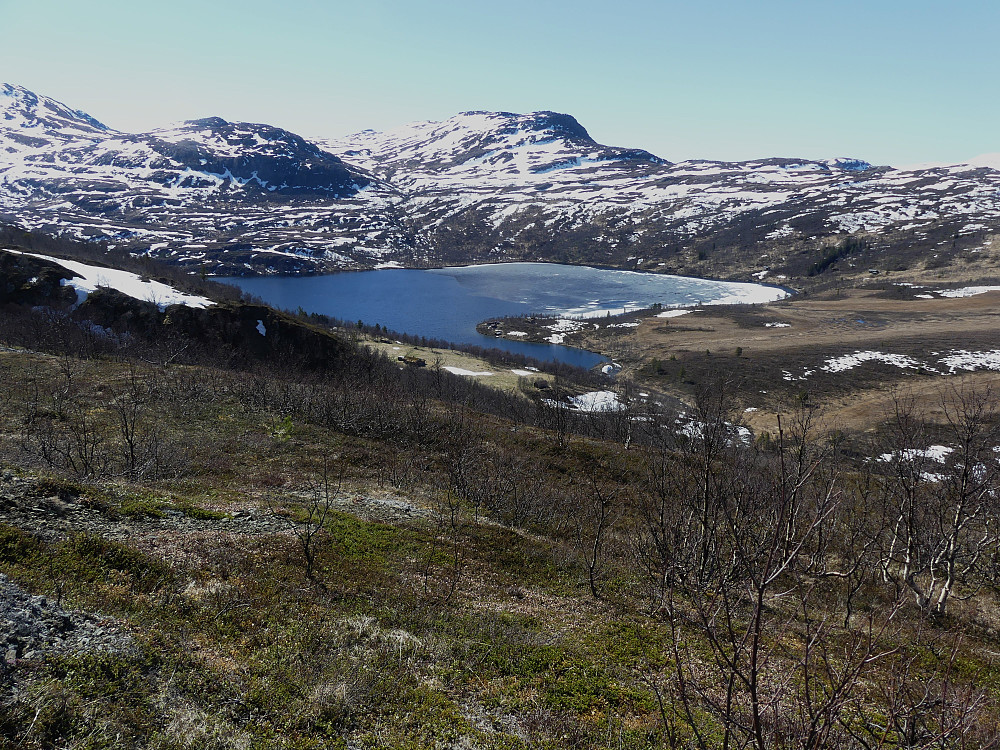 Ramssjøen med Nørdstfjellet i bakgrunnen.