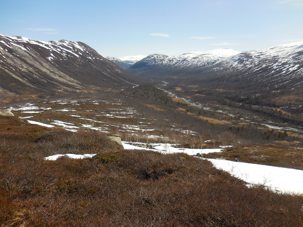 Vi legger fort Brøstdalen under oss.