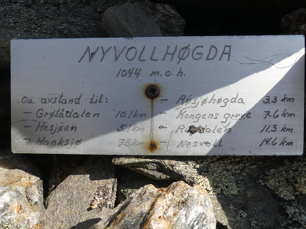 Infoplate på toppvarden på Nyvollhøgda.