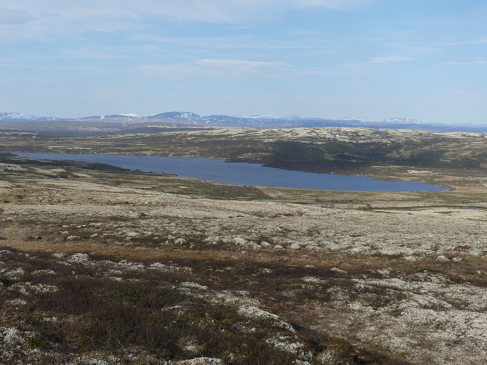 Røsjøen med Orvbergsfjellet bak. Enda lenger bak ligger Storskarven. Fra toppen av Røsjøhøgda.