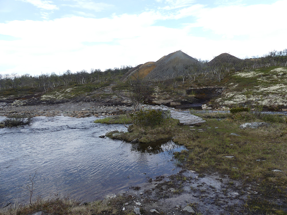 Jeg krysser Røa ved gamle Rødalen gruver.