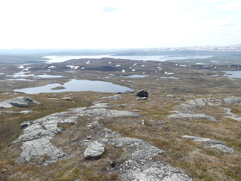 Fra NV-toppen med utsyn over Fisklaustjønna og Rien.