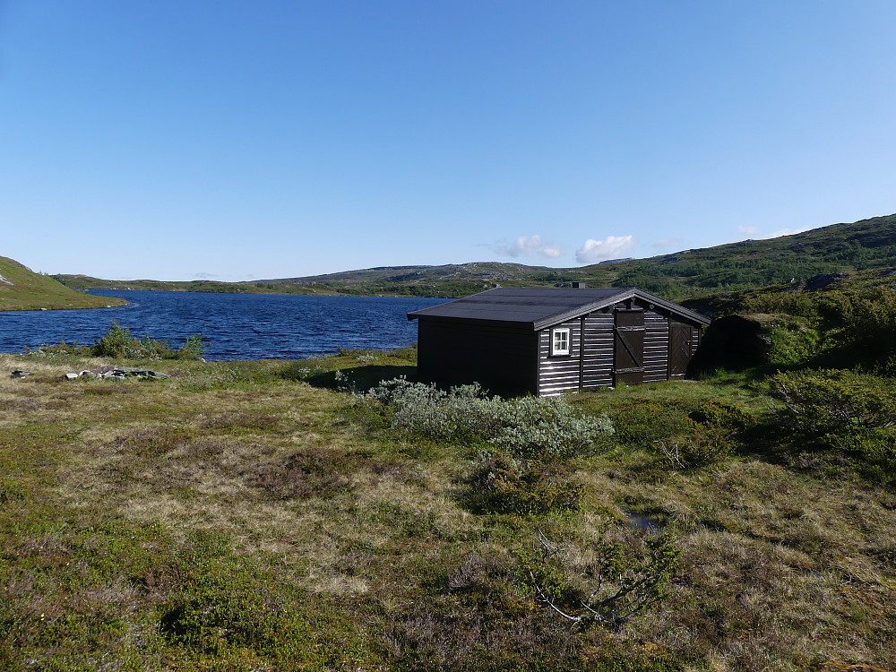 Den ligger idyllisk til, bua i sørenden av Stortjønna.