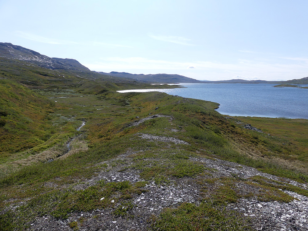Langs østsida av Viglsjøen er det lettgått terreng etter lange morenerygger.