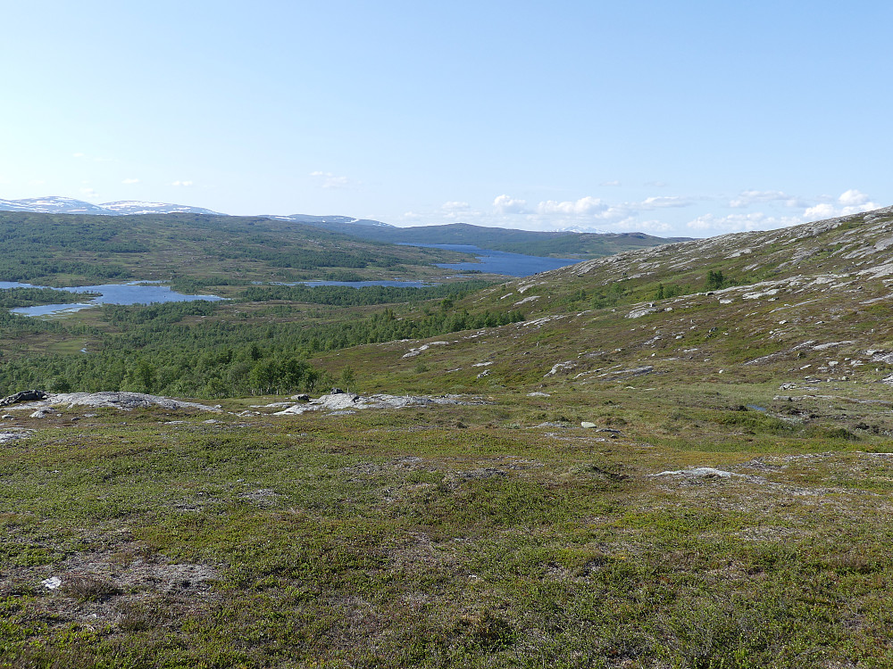 Oppe fra Knuglan får man utsikt til innsjøen Langen i nord.