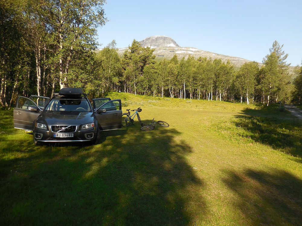 Vi sykler fra parkeringa vest for Evensætra. Litt av fjellet Hattan i bakgrunnen.