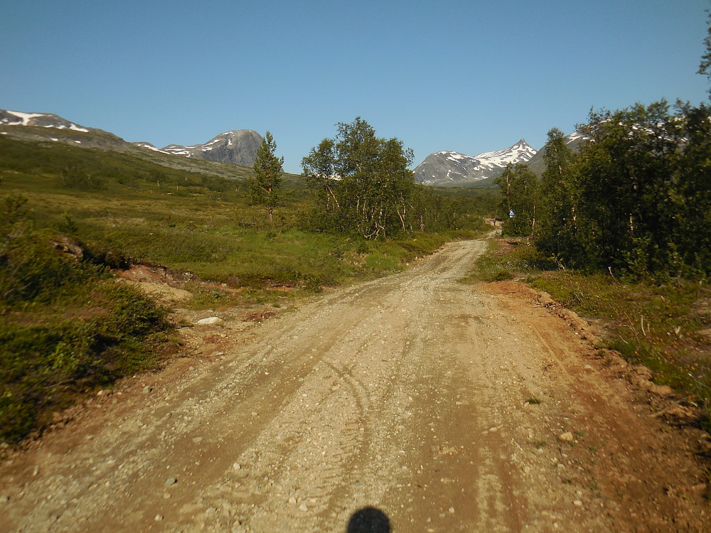 Etter veien innover Vermedalen. Vermetinden til venstre og Salhøa med Salknappen til høyre.