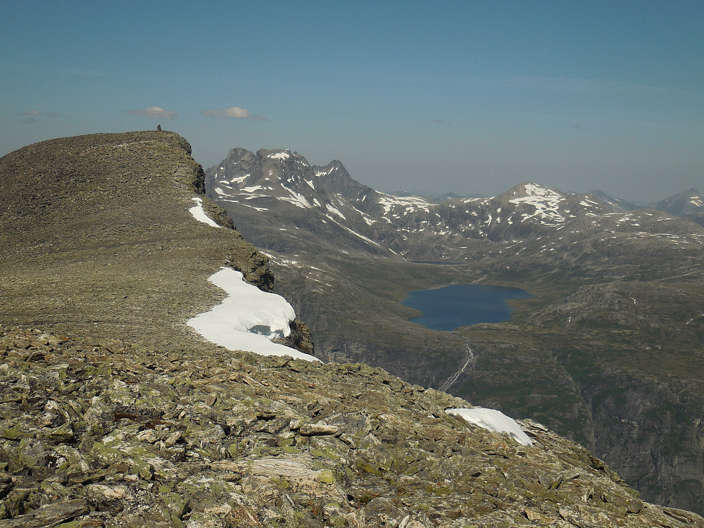 Fra fortoppen mot hovedtoppen. Til høyre for hovedtoppen ruver Kalskråtinden og Kvanndalstinden på motsatt side av Romsdalen. Vannet er Mongevatnet.
