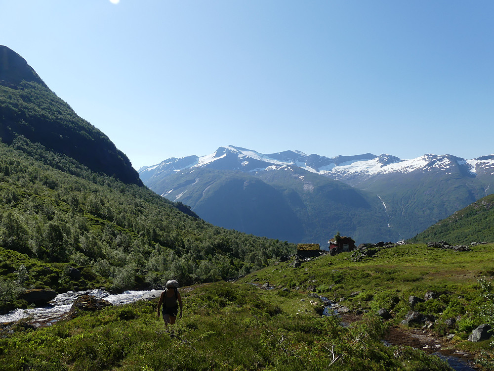 Fra Foredalen med god utsikt til Storskredfjellet og Skåla.