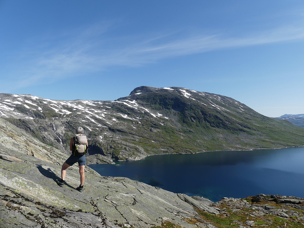 Oppe i sørsida av Rundegga med utsikt over Kolbeinsvatnet og til Storbarden.