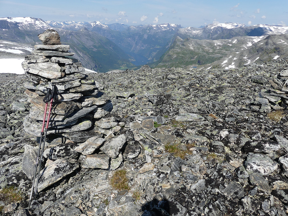 På Rundegga med Geirangerfjorden så vidt synlig i bakgrunnen.