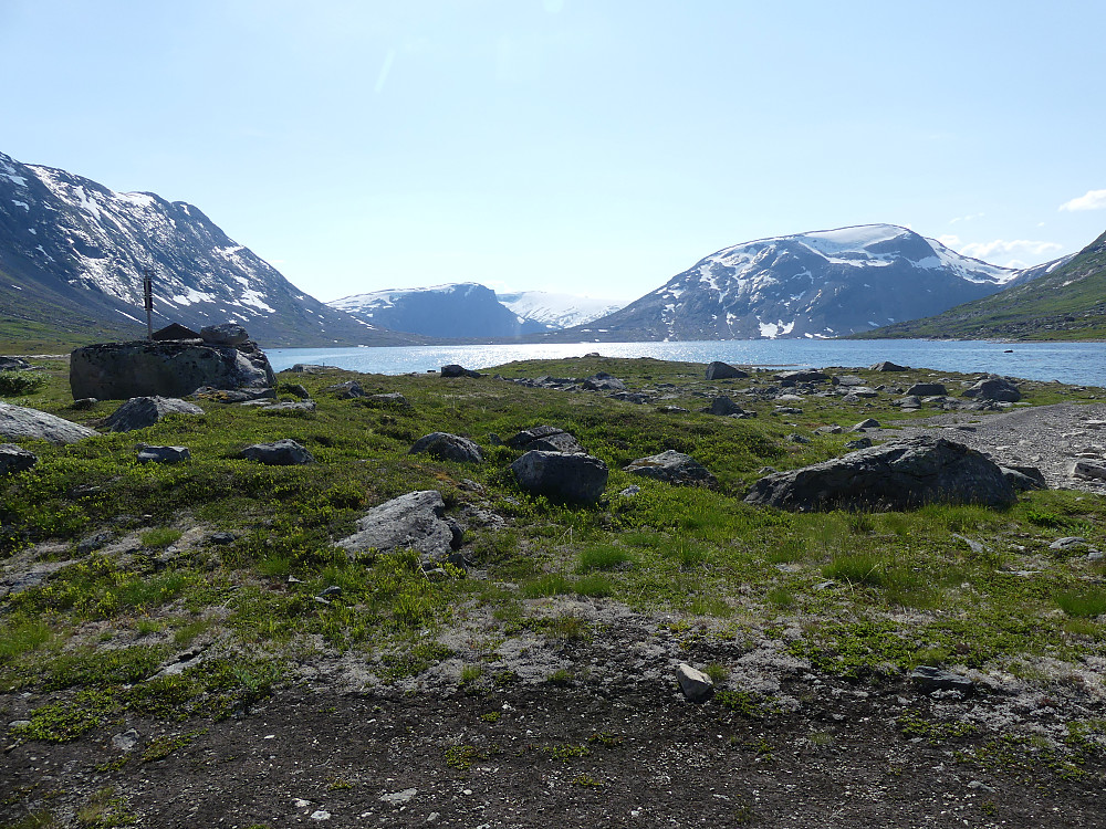 Kolbeinsvatnet med Rundegga bak til høyre.