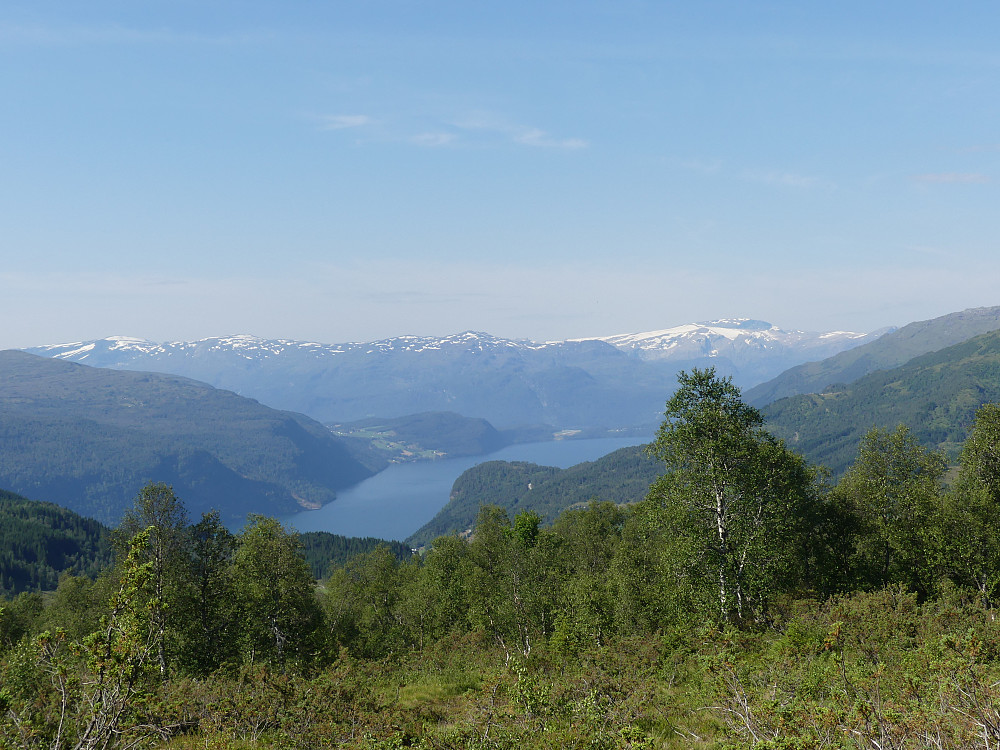 Vi har svettet oss opp i Fagredalen og får øye på Gjegnen i SV. 