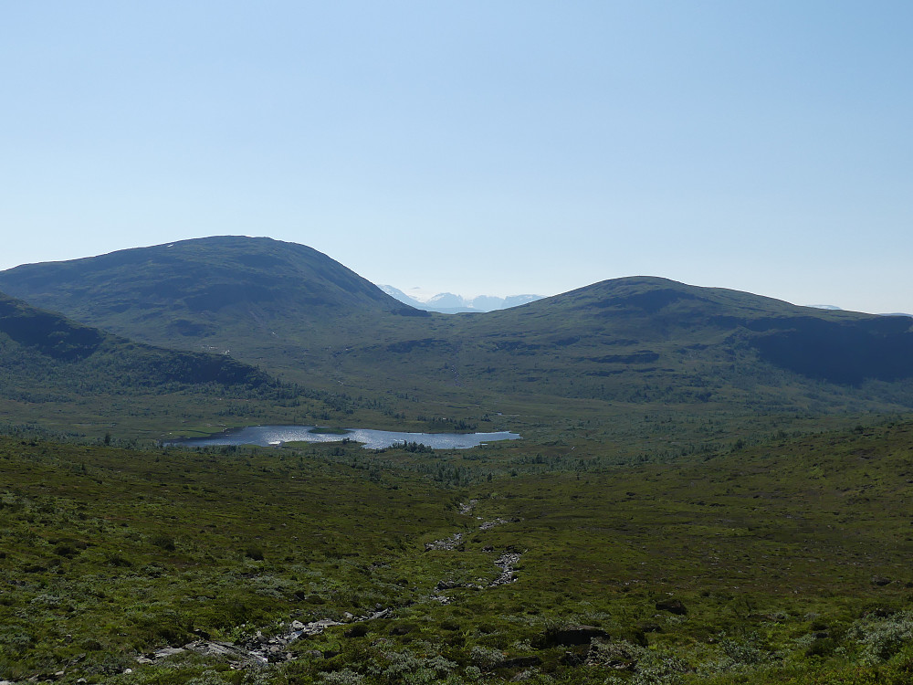 Fra Holmøyskaret med utsikt over Klebersdalen og Klebersvatnet til Bergsfjellet (det høyeste) og Heida. 