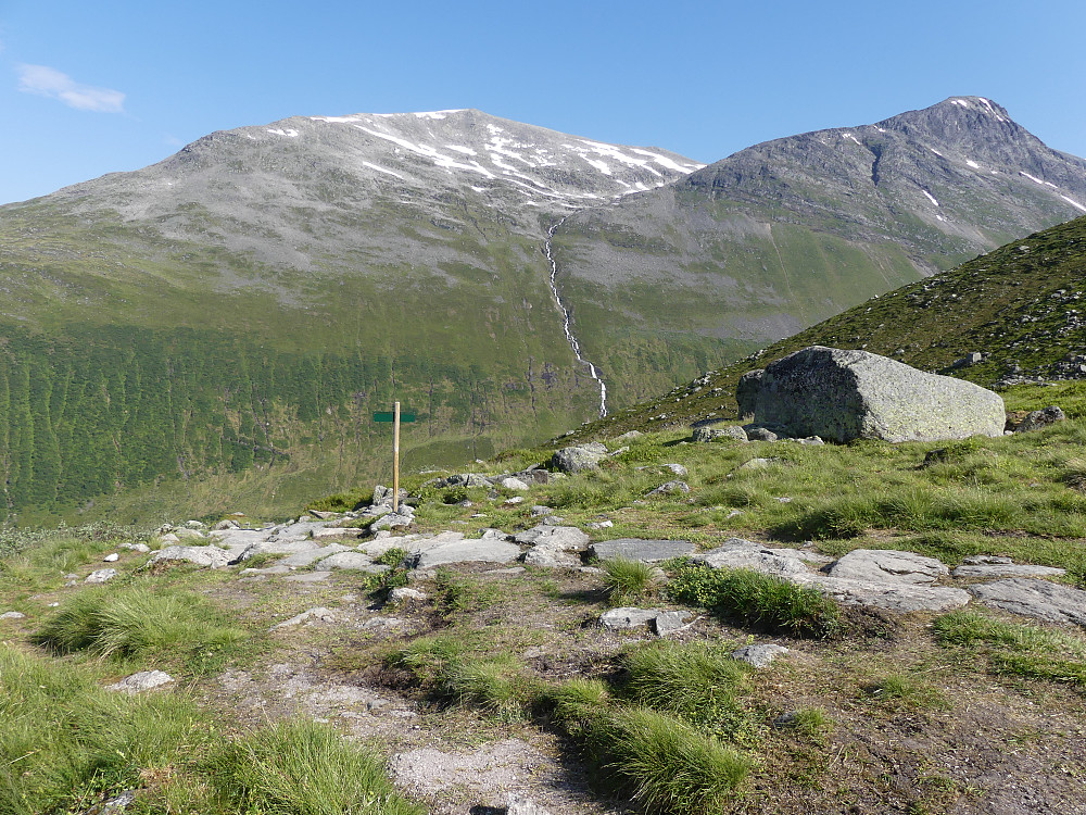 Her er vi på ca. 900 moh. og halvparten av høydemetrene er unnagjort. På andre siden av Fosdalen troner Geitafjellhyrna og Storskredfjellet. 